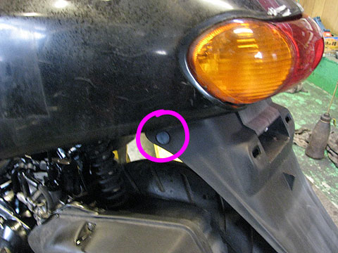 ボディカバーの分解～ディオフィット【AF27】の外装の外し方 | 原付