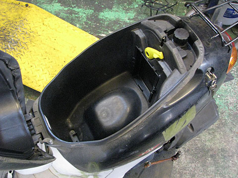 メットインボックスの分解 ディオフィット Af27 の外装の外し方 原付バイクのトラブルシューティング 原付バイクの修理 メンテナンス 総合情報サイト